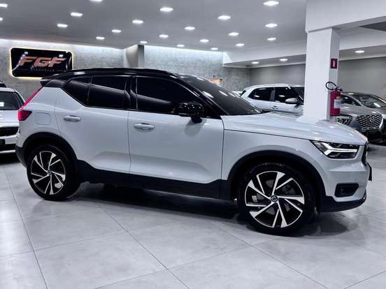 VOLVO-XC40-2020