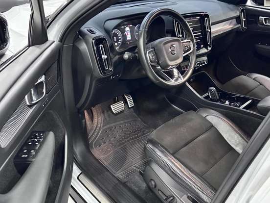 VOLVO-XC40-2020