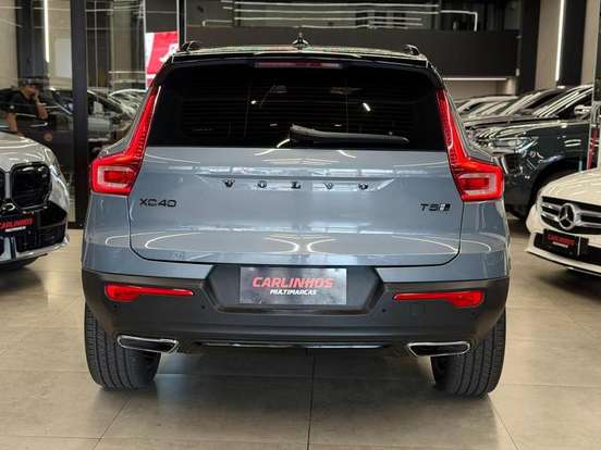 VOLVO-XC40-2019