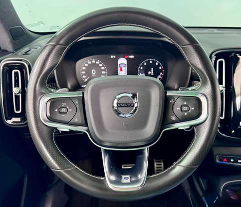 VOLVO-XC40-2019