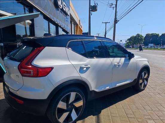 VOLVO-XC40-2023