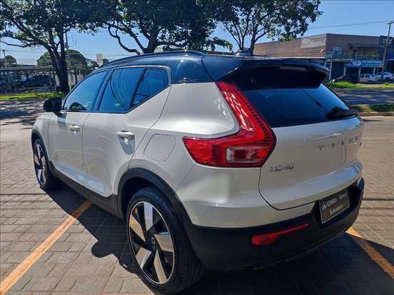 VOLVO-XC40-2023