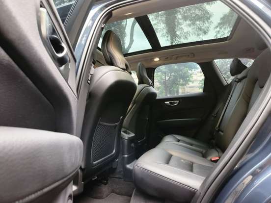 VOLVO-XC60-2022