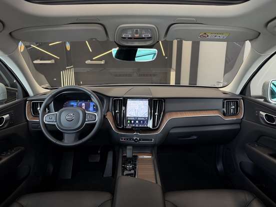 VOLVO-XC60-2022