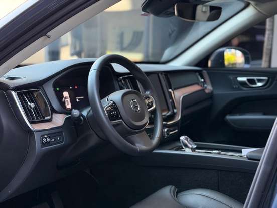 VOLVO-XC60-2023