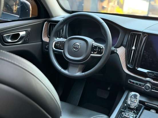 VOLVO-XC60-2023