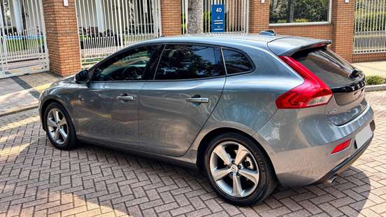 VOLVO-V40-2016