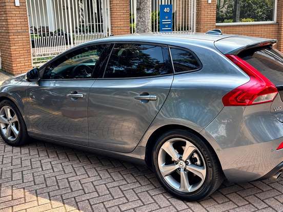 VOLVO-V40-2.0 T4 MOMENTUM GASOLINA 4P AUTOMÁTICO VOLVO-V40-2016