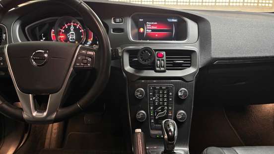 VOLVO-V40-2016