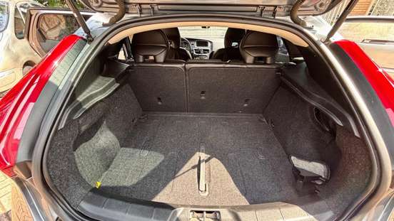 VOLVO-V40-2016