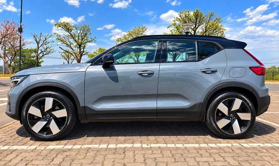 VOLVO-XC40-2023