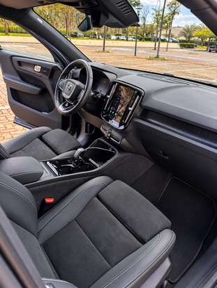 VOLVO-XC40-2023