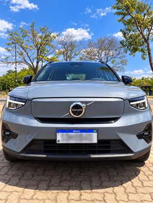 VOLVO-XC40-2023