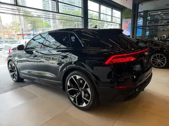 AUDI-Q8-2021