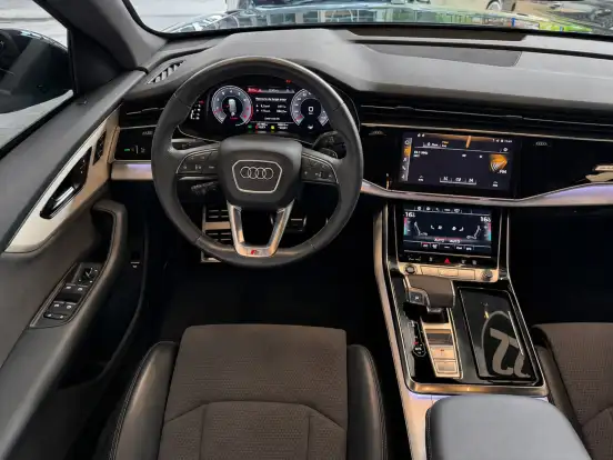 AUDI-Q8-2021