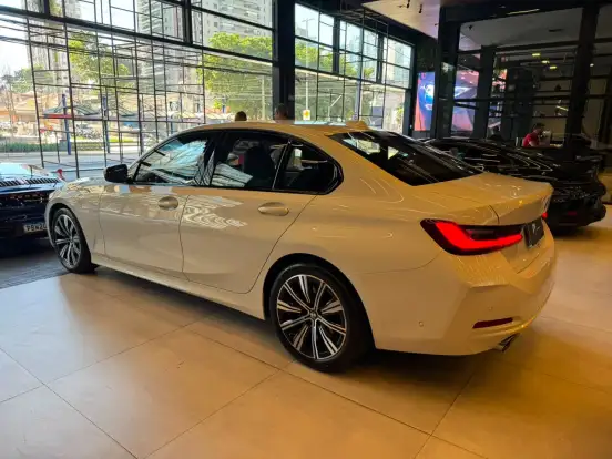 BMW-320i-2023