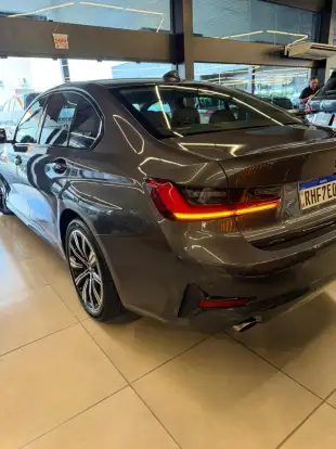 BMW-320i-2021