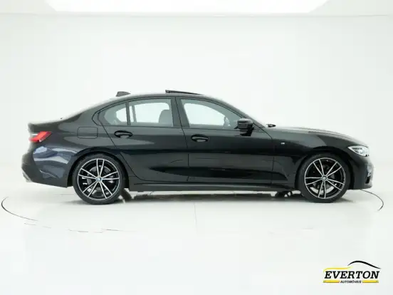 BMW-320i-2022