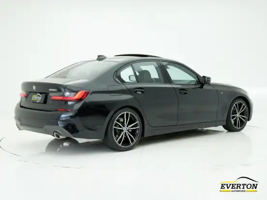 BMW-320i-2022