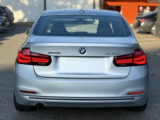 BMW-320i-2018