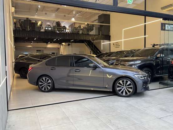 BMW-320i-2022