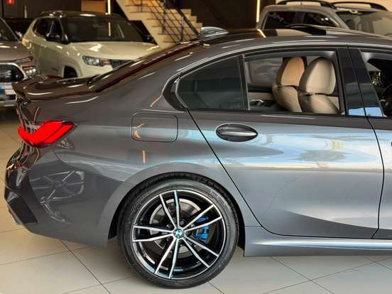BMW-320i-2022