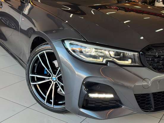 BMW-320i-2022