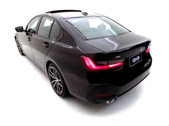 BMW-320i-2022