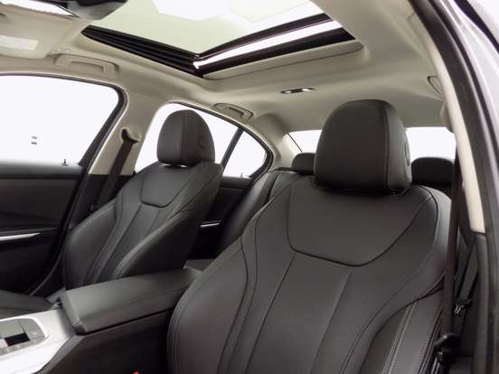 BMW-320i-2022