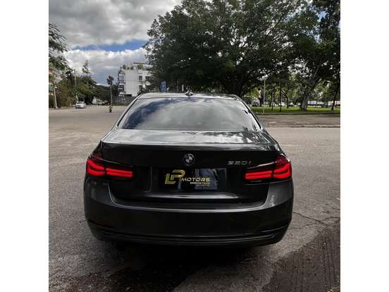 BMW-320i-2018