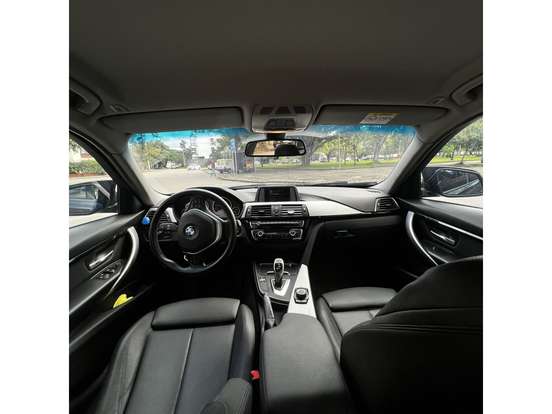 BMW-320i-2018