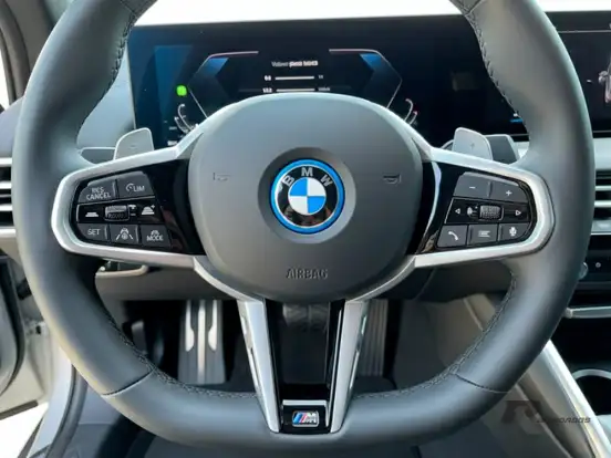 BMW-330e-2025
