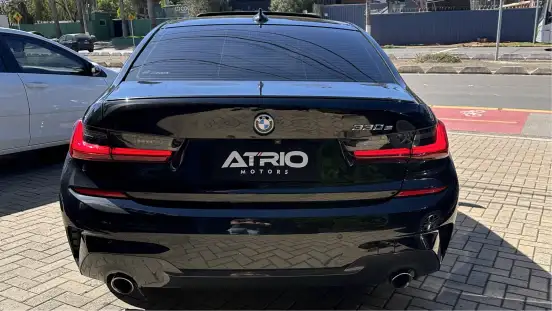 BMW-330e-2021