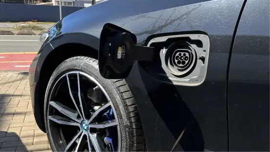 BMW-330e-2021