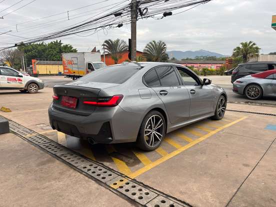 BMW-330e-2022