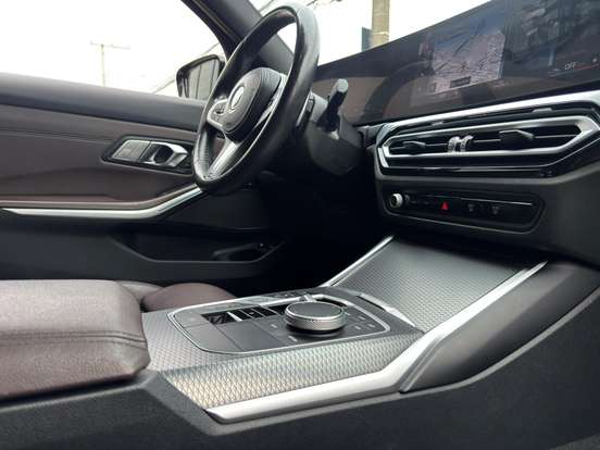 BMW-330e-2022
