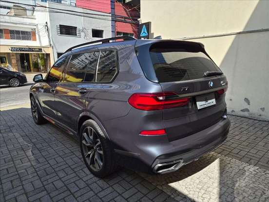 BMW-X7-2021
