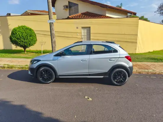 CHEVROLET-ONIX-2018