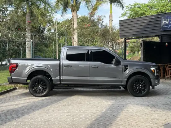 FORD-F-150-5.0 V8 GASOLINA CD LARIAT BLACK FX4 AUTOMÁTICO FORD-F-150-2024