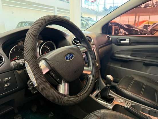 FORD-FOCUS-2010