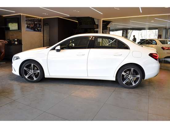 MERCEDES-BENZ-A 200-2020