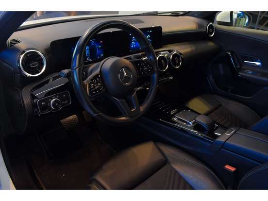 MERCEDES-BENZ-A 200-2020