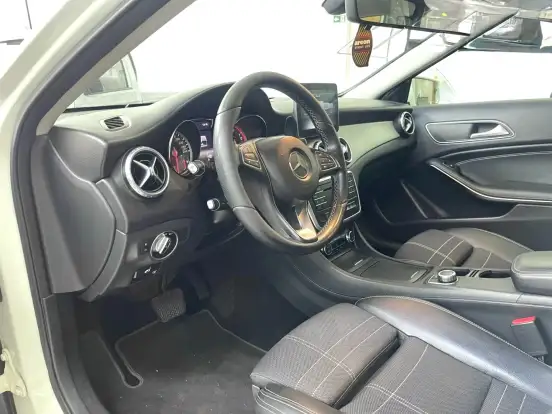 MERCEDES-BENZ-GLA 200-2017
