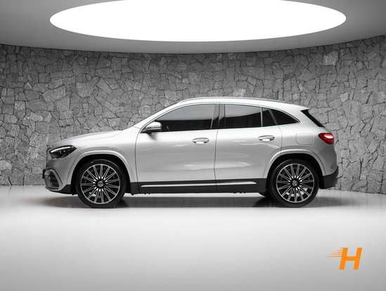 MERCEDES-BENZ-GLA 200-2024