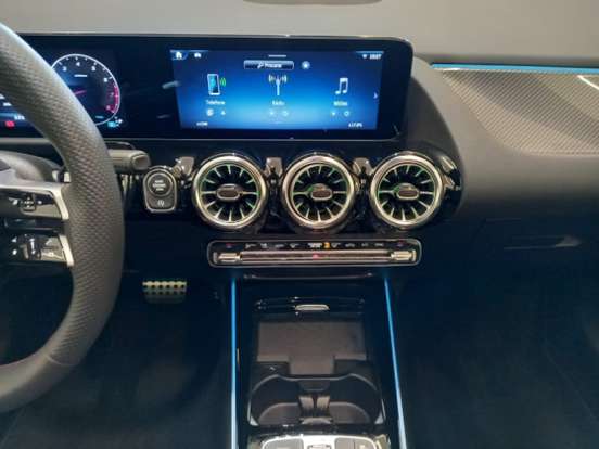 MERCEDES-BENZ-GLA 200-2024