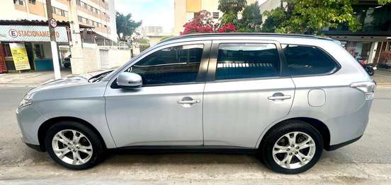 MITSUBISHI-OUTLANDER-2013