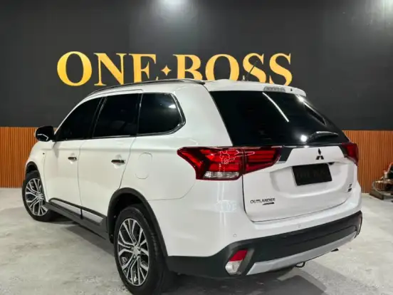 MITSUBISHI-OUTLANDER-3.0 GT 4X4 V6 24V GASOLINA 4P AUTOMÁTICO MITSUBISHI-OUTLANDER-2015