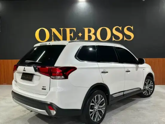 MITSUBISHI-OUTLANDER-3.0 GT 4X4 V6 24V GASOLINA 4P AUTOMÁTICO MITSUBISHI-OUTLANDER-2015