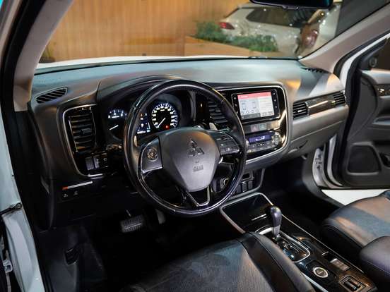 MITSUBISHI-OUTLANDER-3.0 GT 4X4 V6 24V GASOLINA 4P AUTOMÁTICO MITSUBISHI-OUTLANDER-2017