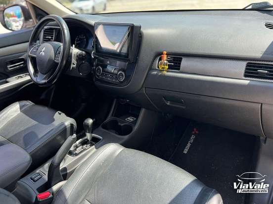 MITSUBISHI-OUTLANDER-2013